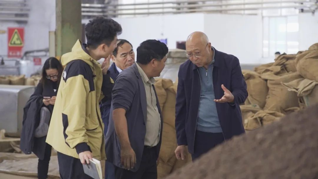 专家进车间，指导贵州迎宾酒下糙沙生产！